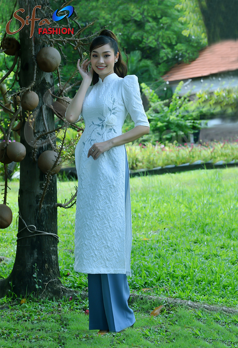 Áo dài đính hoa
